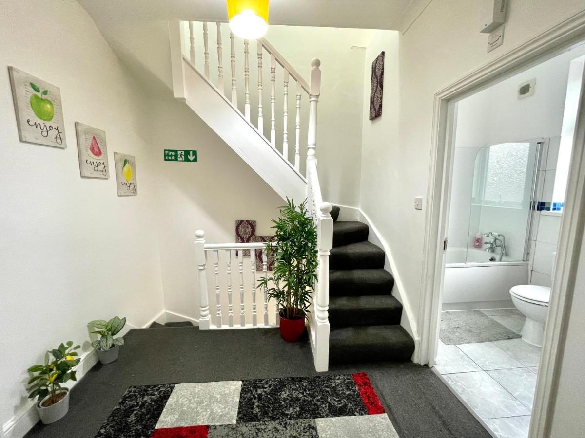 4 Bedrooms House, 3 Bathrooms , Separate Reception, Full Kitchen, Garden, Parking London Exterior photo