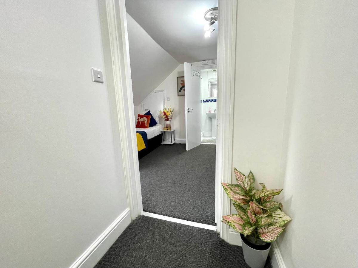 4 Bedrooms House, 3 Bathrooms , Separate Reception, Full Kitchen, Garden, Parking London Exterior photo